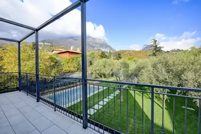 Image de Maison Bellini 4 with pool and near to the lake