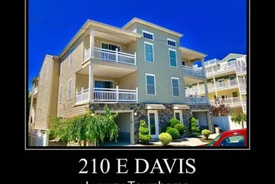 Image de 5 Br, 3. 5 Bath  in Wildwood!
