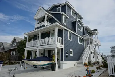 Image de Enjoy water views from the deck overlooking the bay, or get close to the action on the bayfront dock.