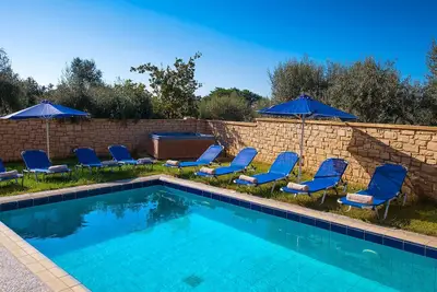 Ideal villa for large groups! Private pool, Hot Tub! 5 min away from Rethymno!