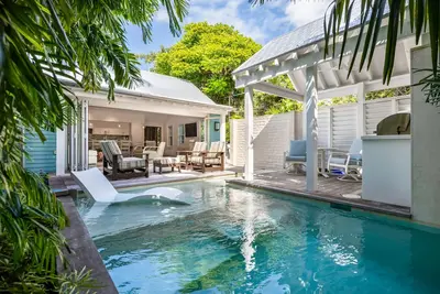 Image de New Listing-  Modern & spacious historic home with private pool and parking