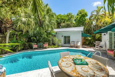 Image de Tropical Retreat ~ 3 Bedroom/3. 5 Bath 1/2 Block from Duval w/ Heated Pool!