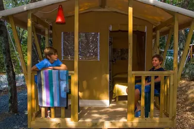 Image de Continental MiniSafari tent sleeps 2 in beautiful facility with pool
