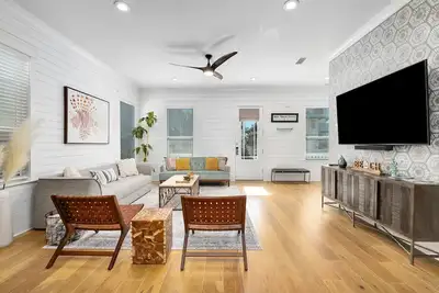 Image de Amazing Beach house Steps from 30a | Golf Cart | Beach, Pool & Lake access!