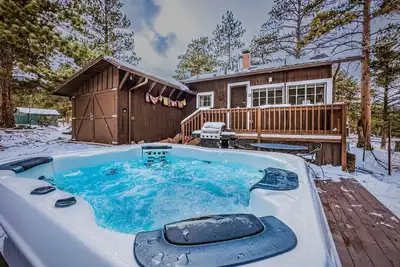 Image de Hot tub & fireplace! Historic cabin near Natl Park