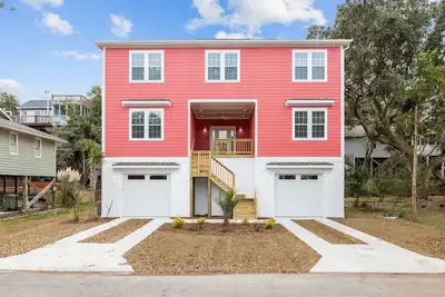 Image de 200ft from the Sound & 900ft to the Beach! New, large family  home w/ elevator!