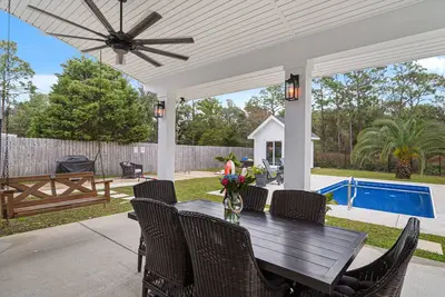 Image de Beautiful Pool Home and Great Backyard for Corn Hole!
