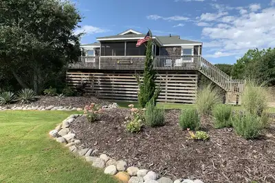 Dogs, Pool! Single level! Whalehead! Guest Suite! C1084