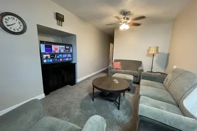 Image de All-inclusive Single Level 3 Bedroom Apartment w/ Full Bath, & Equipped Kitchen