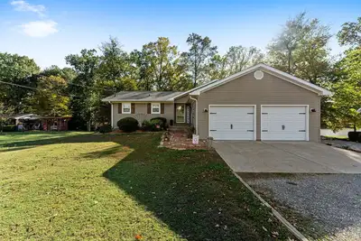 Image de 3 bedroom\/2 full bath lakefront home with gentle slope to private covered dock