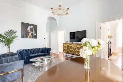 Image de Newly Renovated Victorian House 1 train stop to Sf and Parking