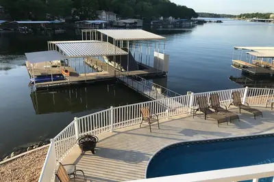 Image de 7 bedroom home, private pool, private dock, plus new pickleball court