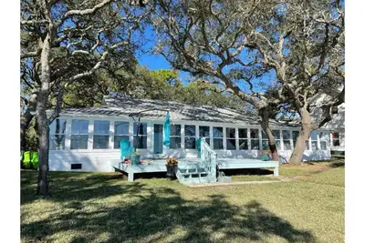 Image de Remodeled historical spacious waterfront beach house