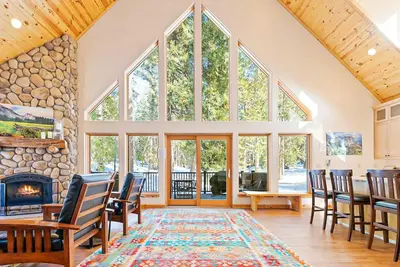 Image de Beautiful home in the woods with Ev charger, deck & Ping-Pong