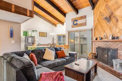 Image de Large Lofted Condo W/ Shared Hot Tub & Pool - High-Speed WiFi, W/D, Fireplace