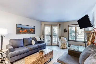 Image de Centrally located condo with mountain views & fireplace  - walk to lifts