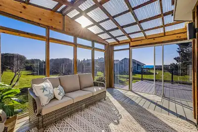 Image de Stylish house w/hot tub, fireplace, game room, beach access, sunset/ocean views