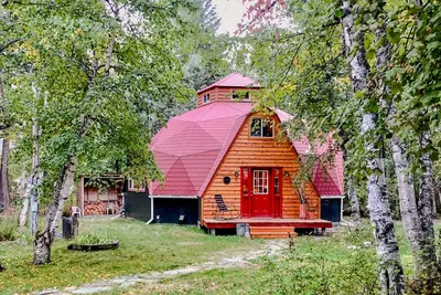 Image de Geodesic dome with full kitchen, fireplace, firepit, cozy deck & washer/dryer