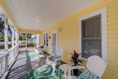 Image de Historic Craftsman Charm - Fido Friendly, Fenced Yard, Fire Pit, Near Sarasota Beaches and Downtown!