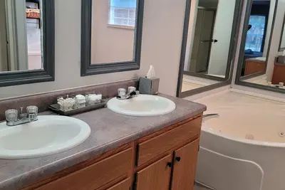 Image de Spacious/Cozy/Private! Pet friendly