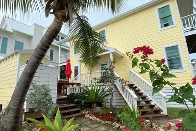 Image de The Boat House-a beautiful cottage in the Heart of Hope Town!