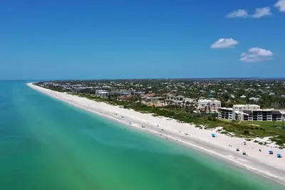 Image de Loggerhead Cay 114 is a beachfront vacation rental condo on Sanibel Island!