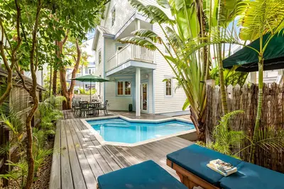 Image de A Key Escape ~ 3 Bedroom, 2. 5 Bathroom Home in Old Town /Private Heated Pool!