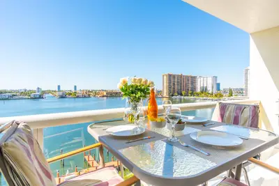 Image de Bright & Spacious Condo with Breathtaking Bay Views + WiFi