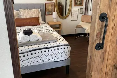 Image de New Listing - N 7th Street · Trendy Stay in the Heart of Rapid City