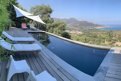 Image de Villa contemporaine de Standing avec vue panoramique et piscine chauffée.