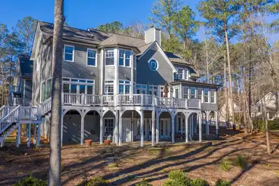 Image de Luxury lakefront Lake Oconee retreat available for 31+ day stays