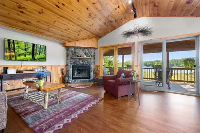 Image de Relax and enjoy winter outdoors and a warm fire indoors at the Buddy Lodge