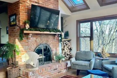 Image de Secluded Treehouse w/Great Views, Jacuzzi tub, near Hwy 20 & Territory Amenities