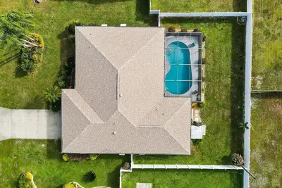 Image de Villa Skyy - Beautifully remodeled pet friendly electric-heated pool home w/bikes - Swfl Rentals