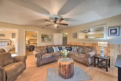 Image de Pet-Friendly 'Shady Oaks' Broken Bow Gem w/ Patio!