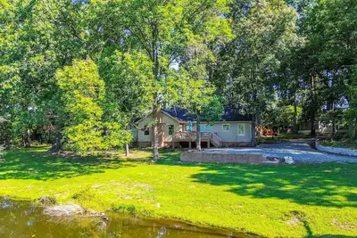 Image de Stunning Greensboro Home w/ Deck & Pond View!