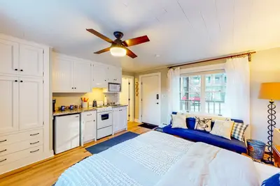 Image de Cozy Studio Condo with Great Location, WiFi & Kitchenette