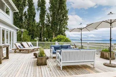 Image de Bay View Home Overlooking Puget Sound with Great Decks, WiFi & Easy Beach Access