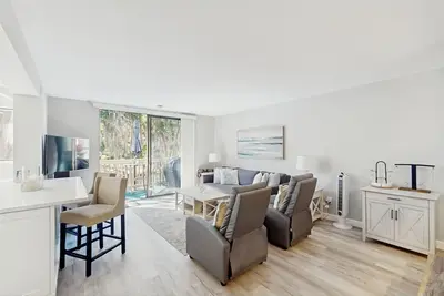 Renovated lagoon view villa with balcony, WiFi, shared pools, & beach access