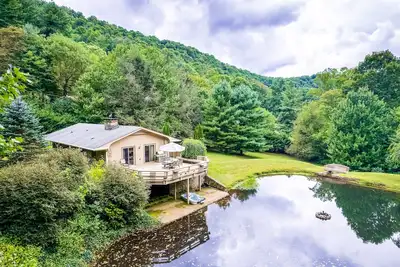 Image de Secluded Dog-Friendly Home w/Spacious Deck, Gas Grill, Gas Fireplace, Fast WiFi