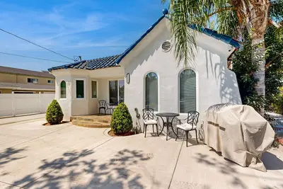 Image de Dual homes with 2 full kitchens, fast WiFi, fireplace, & patio - dog-friendly