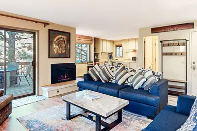 Image de 3-Story Condo w/Balcony, Gas Fireplace, Deck, Washer/Dryer, Fast WiFi, & More