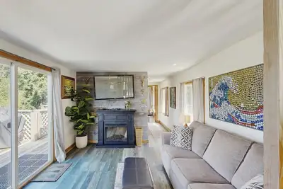 Image de Dog-friendly cabin tucked Into the trees with WiFi, washer\/dryer, & ocean views