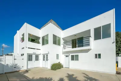 Image de Dog-friendly two-story home with two kitchens, fast WiFi, patio, & gas grill