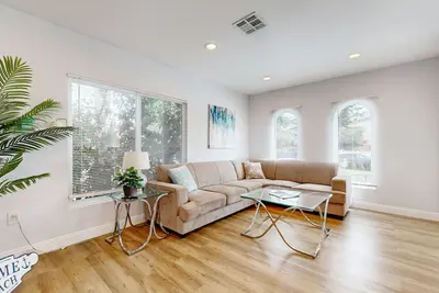 Image de Classic dog-friendly home with fast WiFi, full kitchen, & A/C - near beaches