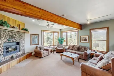 Image de Lake- & mountain-view lodge with hot tub, rooftop deck & pool table, sleeps 10