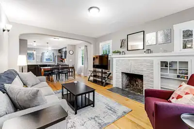 Image de Updated Craftsman with spacious backyard, high-speed WiFi, & great location