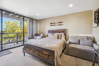 Image de On-Site Skiing: Truckee Studio w/ Balcony