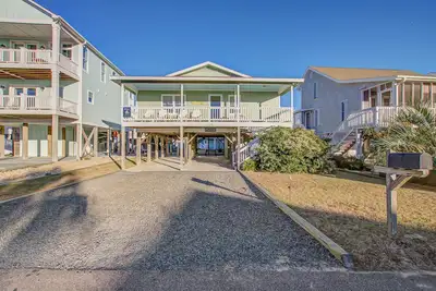 Image de Bright Family Escape W/ Outdoor Shower, Free WiFi & Large Deck - Walk to Beach