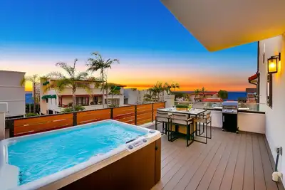 Image de Ocean-view condo with private hot tub - walk to beach - snowbird-friendly